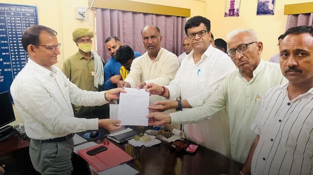 Madhusudan Rajpurohit leads BJP team submitting memorandum on electricity issues in Sardarsahar and Bhanipura to Churu SE"