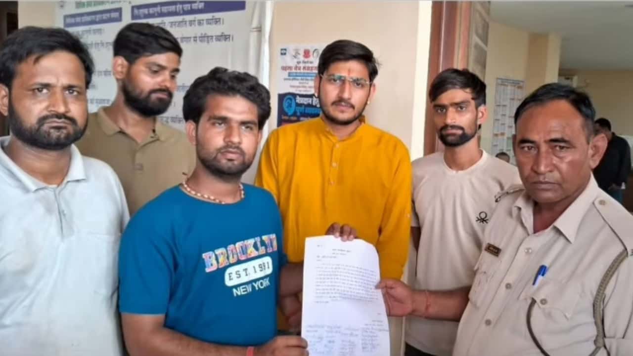 Angry locals surround man caught abusing cow in Sardarshahar, police intervenes and arrests accused from bus stand area