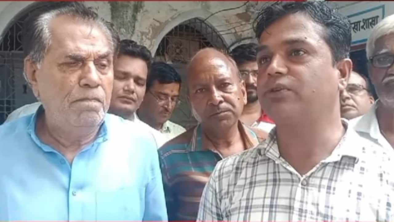 Sajansar villagers submit memorandum against road encroachment to Tehsildar"