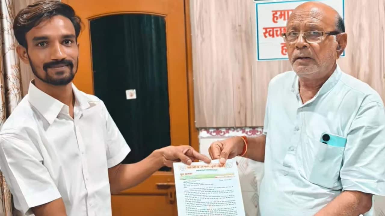 Guru Dhanka handing over memorandum to Chairman Rajkaran Chaudhary regarding public issues in Sardarshahar