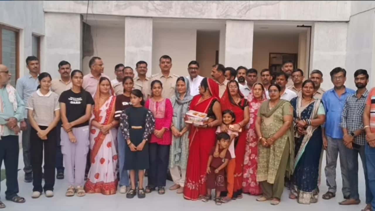 सरदारशहर में पुलिसकर्मियों को राखी बांधती महिलाएं और बच्चियां