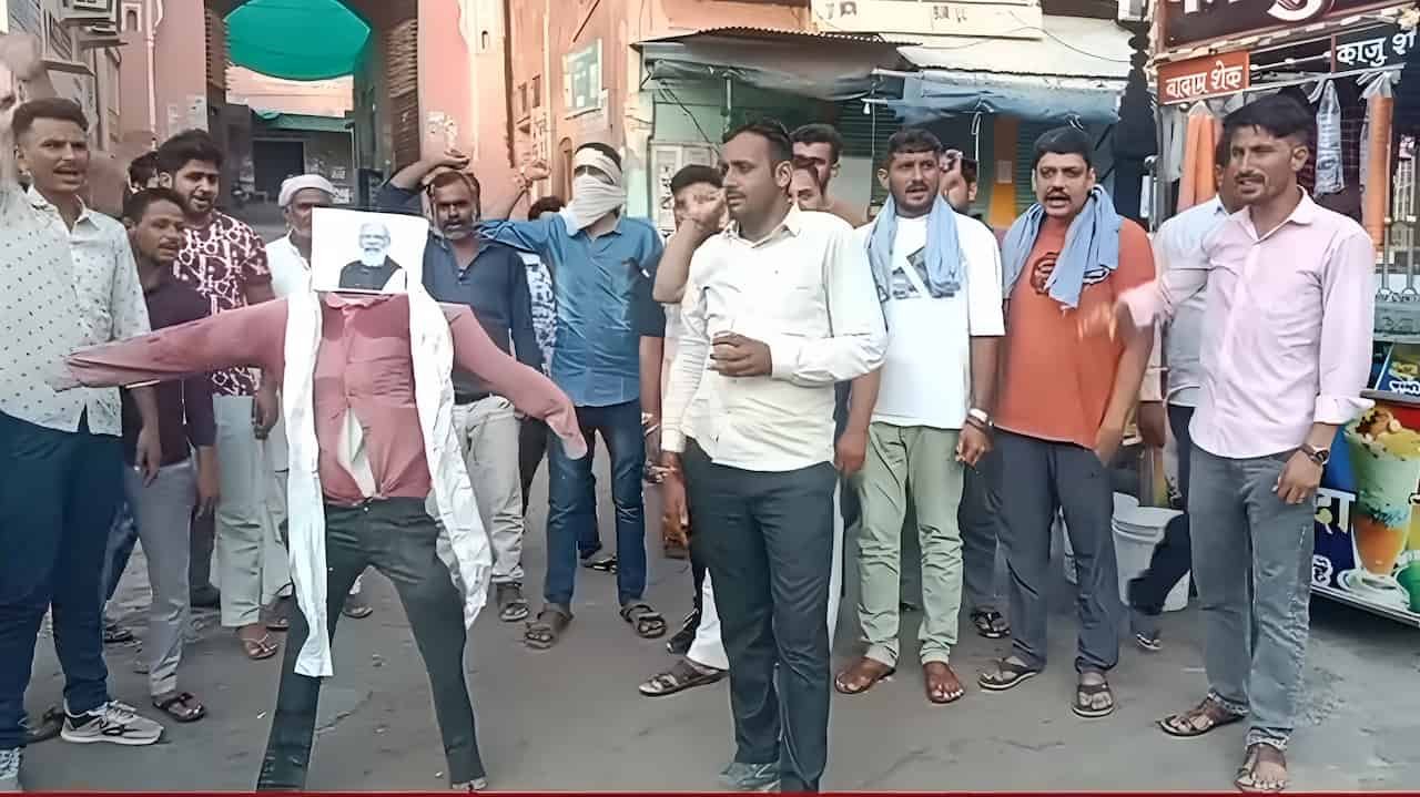 सरदारशहर: प्रधानमंत्री का पुतला जलाकर जताया गुस्सा, सत्यपाल मलिक को राजकीय सम्मान न देने पर भड़के RLP कार्यकर्ता